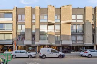 Het appartement heeft de volgende indeling: Men komt binnen via de inkomhal waar zich ook het apart toilet bevindt. Via de inkomhal kan men naar de woonkamer met open keuken (kasten, dampkap, kookvuur, spoelbak, koelkast).<br />Verder heeft het appartement nog 2 slaapkamers, een ingerichte badkamer (inloopdouche, lavabomeubel en aansluiting wasmachine) en een klein terras te bereiken via de achterste slaapkamer. <br /><br />In de kelder is er een privatieve berging aanwezig. <br /><br />Gelegen op 30 meter van de Markt!<br /><br />- EPC = 308 kWh/m²<br />- Aircosysteem aanwezig (warmen en koelen)<br />- Kleine huisdieren zijn bespreekbaar! <br /><br />Voor bijkomende inlichtingen of een bezoek ter plaatse kan u steeds vrijblijvend contact opnemen met Immo S|P op het nummer 014/59.10.20. of via info@immosp.be.