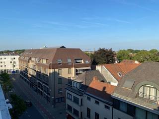 Dit prachtig penthouse appartement met een oppervlakte van 127 m² is gelegen op de vijfde verdieping van een gebouw in het hartje van Kortrijk. Het appartement heeft zowel aan de voorzijde als aan de achterzijde (via de leefruimte of de keuken) toegang tot een ruim terras (samen 83 m²), ideaal om te genieten van het buitenleven. Het beschikt tevens over een ruime, gezellige leefruimte (massief parket) met veel natuurlijk licht, een open (volledig) ingerichte keuken (koken op gas, dampkap, oven, koelkast met vriesvakken en vaatwasmachine), 3 slaapkamers (massief parket), een ingerichte badkamer (douche, ligbad en een dubbele lavabo), een gastentoilet en een technische ruimte. Voor wie zich in het centrum regelmatig met de fiets verplaatst is er ook nog een fietsenberging. Rijdt u niet met de fiets, dan neemt u gewoon de stadsbus met een bushalte pal voor het gebouw. De slagerij bevindt zich recht tegenover het gebouw en de bakkerij is op 100 m. wandelen.<br /><br /><br /><br /><br /><br /><br />