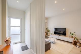 Deze instapklare woning, volledig gerenoveerd in 2019, geniet van een uitstekende ligging tegenover het Rozekensbos in Aalst en combineert...