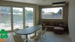 Centraal gelegen in Wommelgem bevindt zich dit volledig gemeubelde en instapklare 1-slaapkamerappartement. Dankzij de centrale ligging geniet u van een vlotte bereikbaarheid en bevinden winkels, openbaar vervoer en andere voorzieningen zich op wandelafstand.<br /><br />Het appartement is volledig ingericht en voorzien van alle nodige meubels en huisraad. U hoeft enkel uw persoonlijke spullen mee te brengen.<br />Het appartement bestaat uit inkomhall met ingemaakte kasten, leefruimte met aangrenzend terras, ingerichte keuken en badkamer.<br /><br />Vaste forfaitaire kosten: € 280/maand, zijnde elec, gas, water, internet <br />Domiciliëring is niet mogelijk.<br /><br />Voor bijkomende inlichtingen of een bezoek ter plaatse kan u ons contacteren op het nummer 014/51.95.00.