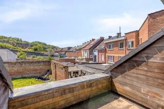 Deze woning bestaat uit twee woonentiteiten, waarvan voor €238 000, de drie bovenste verdiepingen met twee terrassen te koop staan. De gelijkvloerse verdieping is een aparte woonentiteit die achteraf kan worden bij gekocht. Dankzij de royale bewoonbare oppervlaktes en de doordachte indeling biedt dit pand alle ruimte voor wie groot wil wonen. Bovendien hebben we hier een EPC-met label C en is de elektriciteit volledig comform. Via de gemeenschappelijke inkomhal met de gelijkvloerse verdieping bereikt u de eerste verdieping, waar een stijlvolle en lichtrijke leefruimte met open keuken u meteen verwelkomt. Het grote schuifraam geeft uit op een aangenaam terras, waardoor binnen en buiten naadloos in elkaar overvloeien. Dit is de ideale plek om te genieten van een ontbijt in de zon of een gezellige avond. Op dezelfde verdieping bevinden zich een uitzonderlijk ruime slaapkamer, een comfortabele badkamer uitgerust met zowel een ligbad, een douche, mooi lavabomeubel en een afgesloten toilet. Er is bovendien ook een apart gastentoilet met prachtig lavabomeubel. Op deze verdieping en de tweede verdieping bevinden zich een was-en bergruimte.<br />De tweede verdieping telt opnieuw twee ruime slaapkamers, een apart toilet met groot lavabomeubel en die extra bijkomende bergruimte. Ook hier valt meteen op hoeveel plaats en comfort dit pand te bieden heeft. De bovenste verdieping vormt een ware privésuite. Hier vindt u een royale slaapkamer met inloopkast, een tweede badkamer met douche en toilet en een indrukwekkend terras waar u in alle rust geniet van een uniek panoramisch uitzicht over de Geraardsbergen, incl. de Oudenberg en de iconische Muur van Geraardsbergen. Bel of mail Karin voor een afspraak op het eerste bezoekmoment: 0468/12 68 62 - karin@albert.immo