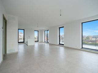 Residentie Welderen is een centraal gelegen nieuwbouwproject met vlotte verbinding zowel richting Turnhout als richting Nederland. De residentie zal bestaan uit 37 appartementen met oppervlaktes variërend van 76m² tot maar liefst 145m². Alle appartementen zullen beschikken over een terras waarvan een aantal een prachtig uitzicht hebben over de achtergelegen velden. Ondergronds zal er een kelder voorzien worden met voldoende autostaanplaatsen, bergingen en gemeenschappelijke fietsenberging. Bovengronds komen ook nog 6 staanplaatsen en een ruime fietsenstalling.<br /><br />Appartement C2.1 bevindt zich op de twee verdieping en heeft een oppervlakte van 145m². Het beschikt over een open ingerichte keuken, 3 slaapkamers en een ruim terras van 38m².