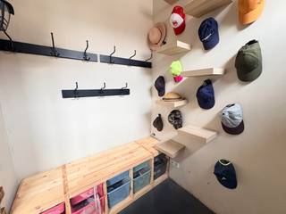 <strong>Elverdinge - Ruime woning met 5 slaapkamers en garage.</strong><br /><br />Vlakbij het centrum van Elverdinge bevindt zich deze ruime woning met maar liefst 5 slaapkamers met de mogelijkheid tot 6 slaapkamers.<br />De open leefruimte die naadloos overloopt in de volledig uitgeruste keuken die uitkijkt op de tuin heeft een mooi gevoel naar ruimte en rust.<br />Op het eerste verdiep zijn er 4 ruime slaapkamers en een vernieuwde badkamer met inloopdouche, ligbad en toilet.<br />Als we doorgaan naar de zolderruimte die zich bevindt onder het vernieuwde dak vinden we een ruime kamer terug met de mogelijkheid om nog een extra badkamer bij te plaatsen.<br /><br /><strong>Indeling<br />Gelijkvloers:</strong><br />Inkom, woonkamer, eethoek, keuken, wasplaats, garage, toilet<br />1e verdiep:<br />4 slaapkamers, badkamer<br />2e verdiep:<br />Ruime kamer met mogelijkheid tot extra badkamer<br /><strong>Troeven:</strong>
<ul><li>Ingebouwde garage</li><li>5 slaapkamers/ 6 mogelijk</li><li>Dak volledig vernieuwd</li><li>Extra geïsoleerd</li><li>Asbestveilig</li><li>Zonnepanelen</li></ul>

<ul><li>Instapklaar</li></ul>