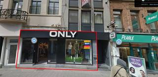 Top gelegen commercieel gelijkvloers, gelegen nabij ‘H&amp;M’, ‘PRIMARK’, … (voorheen ‘ONLY’). <br />Dit pand heeft een gelijkvloerse opp. van 230 m² en een stockruimte op verdieping -1. <br />De maandelijkse huurprijs bedraagt 15.000 euro. Dit betreft een pand met véél passage, komende van de Vrijdagmarkt (parking) en de Groentenmarkt. <br />Onroerende voorheffing ten laste van de huurder. <br /><br />