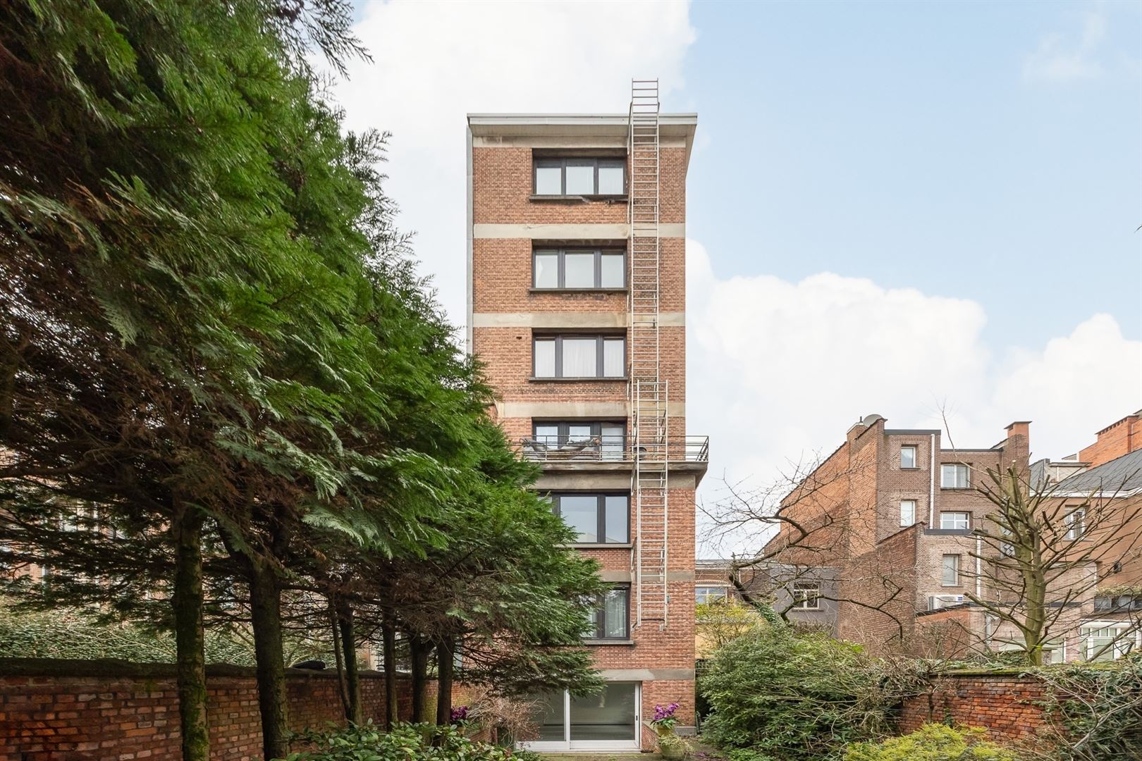 Te renoveren gelijkvloers kantoor/praktijk met tuin op toplocatie in Antwerpen

 - foto 3