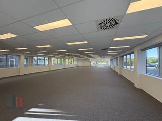 Zeer goed bereikbare kantoren van 961 m² te huur, ideaal gelegen dankzij de directe aansluiting met de R4 op slechts 1 km afstand. Deze...