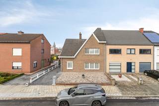 Rustige woonwijk op centrale ligging...<br /><br />Deze statige woning met zijdelingse oprit, heeft zijn voordeur eveneens op die zijkant. <br />De inkomhal toont reeds de originaliteit van de woning met de stijlvolle halfronde trap. Vanuit deze inkomhal is er is er toegang tot het bureau, de vestiaire en gastentoilet, tot de keuken en eveneens tot de leefruimte.<br />De vele ramen zorgen voor veel lichtinval in al deze ruimtes. <br />De leefkeuken is rechtstreeks met de living verbonden, en daarnaast ook met de wasberging en de kelder. <br />De nachthal op de eerste verdieping is voorzien van 6 deuren, die elk naar een van de 3 slaapkamers, de badkamer, de linnenkamer of de zolderberging leiden.<br />De centrale verwarming is op gas.<br />Achter de woning ligt een westgeöriëntieerde tuin met een recent vernieuwd terras, alsook een praktische garage met nieuwe garagepoort.<br /><br />Deze woning ligt in het bruisende Bissegem, nabij belangrijke invalswegen, maar toch in een rustige wijk gelegen. Vlakbij zijn winkels, openbaar vervoer en het jaagpad richting Kortrijk gemakkelijk bereikbaar.