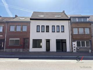 <p>Op een vlot bereikbare locatie in Herent bevindt zich deze ruime woning met bijzonder veel potentieel. Dit opent heel wat perspectieven voor wie een ruime woning zoekt en deze volledig naar eigen smaak en indeling wil afwerken.</p><p>De woning beschikt vandaag over drie slaapkamers, met de duidelijke mogelijkheid om dit uit te breiden naar maar liefst vijf kamers. De beschikbare ruimte laat toe om de indeling volledig naar eigen wensen en noden vorm te geven.</p><p>Het gelijkvloers wordt momenteel gebruikt als handelsruimte, maar kan perfect worden omgevormd tot extra leefruimte, een ruime keuken, bureau of bijvoorbeeld een praktische fietsenberging.</p><p>Achteraan de woning bevindt zich een aangename stadstuin met een gunstige zuidwestelijke oriëntatie. Hier kan je volop genieten van de zon en de avondzon in alle rust.</p><p>De woning dient grondig gerenoveerd te worden, maar vormt net daardoor een ideale opportuniteit voor wie een woning volledig naar eigen hand wil zetten. De ruimte en structuur zijn aanwezig – het is aan jou om er een echte thuis van te maken.</p><p>Een unieke kans voor renovatie-enthousiastelingen of investeerders die op zoek zijn naar een project met sterke mogelijkheden.</p><p>Mis deze kans niet en neem vandaag nog contact op met Kim van Gilles vastgoed op +32 468 48 61 27 of mail naar kim@gillesvastgoed.be</p>