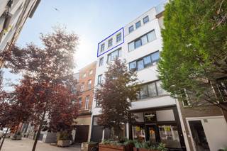 <p>Dit appartement bevindt zich in de befaamde ‘Sint-Andrieswijk’, gelegen tussen de Grote Markt, het prachtige museum van Schone Kunsten en talloze trendy hotspots – hier geniet je ten volle van het bruisende stadsleven!</p>
<p>Je komt binnen in de leefruimte die dankzij de grote raampartijen baadt in natuurlijk daglicht. De open keuken op een onderhoudsvriendelijke tegel sluit hier naadloos op aan en is uitgerust met onder andere een oven, dampkap en een elektrische kookplaat. Daarnaast beschikt deze unit nog over een ruime slaapkamer van maar liefst 12,80 m² en een badkamer die werd voorzien van een douche-bad, lavabo in meubel en toilet.</p>
<p>Ondanks de nodige werken is dit een appartement met bijzonder veel potentieel én mogelijkheden – plan snel je bezoek in en ontdek het zelf!</p>
<p><strong>Maandelijkse kosten:</strong> € 124,80 (inclusief water en elektriciteit gemene delen, syndicus, brandverzekering en schoonmaak van het gebouw).</p>
<p><strong>Momenteel verhuurd</strong> aan € 800/maand wat zorgt voor € 9.600 op jaarbasis. Dit resulteert in een rendement van 3,90 %.</p>
<p><strong>Technische gegevens: </strong>Geïsoleerd dak, verwarming op elektriciteit, voornamelijk dubbele beglazing in PVC.</p>
<p><strong>Stedenbouwkundige inlichtingen en bodemattest in aanvraag. Asbestveilig (maar mogelijk niet asbestvrij). Bevindt zich niet in een risicozone voor overstromingen (P- en G-score A). Renovatieverplichting van toepassing.</strong></p>