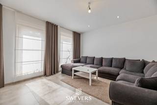 Voor meer info en foto’s, surf naar www.swevers.be – instapklare halfopen bebouwing uit 2017, rustig gelegen aan de Asbergstraat 93 B in Koersel. Met een bewoonbare oppervlakte van 214 m², een praktische indeling en moderne technieken is deze woning ideaal voor gezinnen, koppels of wie zorgeloos wil wonen. Via de inkomhal met gastentoilet bereikt u de lichtrijke woonkamer van ca. 31 m² en de open keuken van ca. 20 m². Aansluitend bevindt zich een ruime berging met aansluitingen voor wasmachine en droogkast. Op de verdieping zijn er drie volwaardige slaapkamers van 19,24 m², 15,39 m² en 11,81 m², evenals een badkamer met douche, lavabo en toilet. Extra troeven zijn de ruime kelder van 100 m², verdeeld in verschillende kelderruimtes, en de zolder van ca. 65 m². Buiten geniet u van een oostgericht perceel van 409 m² met voldoende ruimte voor een terras en tuin. De dubbele carport van 40 m² zorgt voor ruim voldoende parkeer- en bergruimte. Verder beschikt de woning over een ventilatiesysteem type D en een regenwaterput van 5.000 liter voor extra wooncomfort en een efficiënter waterverbruik. De ligging combineert rust met een vlotte bereikbaarheid: ontspanning op 130 meter, winkels en restaurants op 1,3 km, scholen op 1,4 km, openbaar vervoer op 1 km en de snelweg op 10 km. Een jonge, verzorgde woning met veel bergruimte en uitbreidingsmogelijkheden, klaar om meteen uw nieuwe thuis te worden. Voor meer informatie, bel 011 255 155. Bron bewoonbare oppervlakte: EPC – verslag.