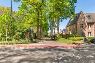Deze ruime woning is uitstekend gelegen tegen Heverleebos, in een straat zonder doorgaand verkeer en met een handig keerpunt op het einde waar het...
