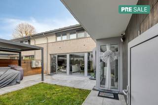 Bent u op zoek naar een centraal gelegen gesloten bebouwing met veel potentieel? Dan is dit charmante huis dat te koop staat in...