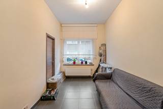 Deze volledig gerenoveerde woning (2012) ligt in een rustige, kindvriendelijke buurt, op wandelafstand van winkels, openbaar vervoer en belangrijke invalswegen. Dankzij de vele raampartijen en de lichtkoepel geniet u hier van een overvloed aan natuurlijk licht en modern wooncomfort.<br /><br />Indeling:<br />Op het gelijkvloers bevinden zich de inkomhal, een bureauruimte, een lichtrijke leefruimte, een praktische wasruimte, een badkamer en een open, volledig uitgeruste keuken met directe toegang tot de gezellige tuin.<br /><br />Op de eerste verdieping vindt u twee ruime slaapkamers. Via de vaste trap bereikt u het tweede verdiep, waar een derde ruime kamer met ensuite badkamer werd ingericht.<br /><br />Troeven op een rij:<br /><br />-EPC-label B<br />-Volledig gerenoveerd in 2012<br />-Lichtrijke leefruimte<br />-Rustige en aangename woonwijk<br />-Onderhoudsvriendelijke tuin<br /><br />Deze woning is ideaal voor wie op zoek is naar ruimte, comfort en een rustige woonomgeving, met tuin én alle voorzieningen binnen handbereik.<br /><br />Kortom: een instapklare droomwoning in Aalst, klaar om uw nieuwe thuis te worden!<br /><br />Meer informatie of een bezoek?<br />Maak eenvoudig uw afspraak via www.woonvast.be of contacteer Morgane op 0498 60 61 75 of via morgane@woonvast.be<br />.