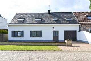 Starters opgelet! Halfopen bebouwing met potentieel in Halen: Bloemendaalstraat 170, 3545 HalenDroomt u van een eigen huis met tuin, maar schrikt de...