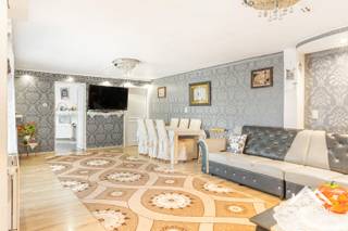 Deze woning ontvangt je in een zeer ruime inkomhal/gang, die meteen ook een idee geeft van het groot volume van de woning. Vooraan de woning bevindt zich een eerste zeer ruime leefruimte, met aan de straatkant een lichtrijke ontvangstruimte. Via de gang bereik je een tweede zeer aangename leefruimte, die uitmondt in de keuken. Langs deze weg kom je tot in de wasplaats/opbergruimte, en ook de buitenruimte met gedeeltelijke overdekking bereik je via deze weg. Helemaal achterin de woning vinden we de badkamer met grote douche terug, net als een eerste grote slaapkamer. De eerste verdieping biedt plaats voor vier grote slaapkamers en een tweede badkamer. Een overloop biedt ruimte voor extra opbergplaats, en die is er ook in een aparte kamer op het gelijkvloers. De bovenverdieping bereik je via deze kamer, maar ook langs een doorgang net naast de keuken. Inschrijven via mail naar tommy@immo-home.be, geen telefonische inschrijvingen! Volg ons op Fb en Insta. Voor meer info: www.immo-home.be. GRATIS SCHATTING & GRATIS FINANCIEEL ADVIES