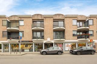 <p><span>WILRIJK - Laarstraat: </span><span>Mooi appartement met 2 slaapkamers, 2 terrassen en garagebox.</span></p><p><span> </span></p><p><span>BESCHRIJVING:</span></p><p><span> </span></p><p><span>Dit aangenaam appartement is gelegen op de tweede (en tevens hoogste) verdieping van een klein, zeer goed onderhouden gebouw met lift.</span></p><p><span>Inkomhal met ingemaakte vestiairekast. Toilet.</span></p><p><span>Vooraan aangename leefkamer uitgevend op terras vooraan.</span></p><p><span>Aansluitend eetkamer, bij een open keuken, volledig geïnstalleerd met kasten en toestellen. Aparte berging.</span></p><p><span>Twee ruime slaapkamers, met toegang tot een tweede terras.</span></p><p><span>Badkamer voorzien van douche en lavabo.</span></p><p><span> </span></p><p><span>Garagebox nr 4 achteraan gelegen: 25.000 €</span></p><p><span> </span></p><p><span>BIJZONDERHEDEN:</span></p><p><span> </span></p><p><span>- Videofonie</span></p><p><span>- Elektriciteit is conform</span></p><p><span>- Garagebox</span></p><p><span>- Zeer goede ligging bij invalswegen, winkelcentrum Bist, openbaar vervoer en winkels</span></p><p><span>- EPC-label C</span></p><p><span>- Bruikbare opp: 101m² (volgens EPC)</span></p><p><span>- Gemeenschappelijke kosten: Ca 110€/maand (water, verzekering, onderhoud, lift, syndicus, elektriciteit gemene delen)</span></p><p><span> </span></p>