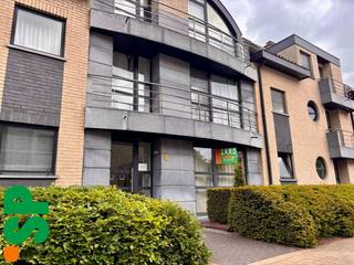 Gelijkvloers appartement gelegen in O.L.V.-Olen.Via de ruime inkomhal (tegels) is er toegang tot de lichtrijke woonkamer (tegels; 30m²) met eetkamer...