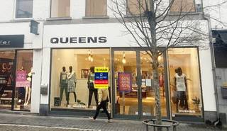 Op de beste commerciële ligging van Mol, in de Statiestraat 15, bieden wij deze ruime en instapklare winkelruimte te huur aan. Het pand was...