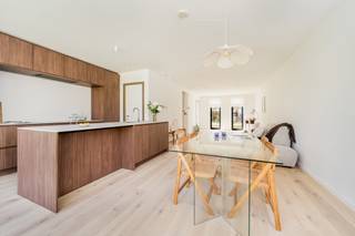 <p>Deze prachtige nieuwbouwwoning combineert hedendaags wooncomfort met een stijlvolle en warme uitstraling. Dankzij het A-label en de warmtepomp geniet je hier van een energiezuinige en duurzame woning.<br /><br />De woning beschikt over drie slaapkamers en wordt gekenmerkt door een overvloed aan natuurlijke lichtinval. De ruime leefruimte vormt het hart van de woning en sluit naadloos aan op de moderne keuken met praktisch keukeneiland. De mooie houten vloeren zorgen doorheen de woning voor een warme en elegante sfeer.<br /><br />Een bijzondere troef is de tweede verdieping, die nog volledig naar eigen wens kan worden ingericht. Hier zijn verschillende mogelijkheden: creëer een ruime master bedroom met eigen badkamer en dressing, of maak er twee extra slaapkamers van.<br /><br />Ook buiten geniet je van extra ruimte en privacy dankzij de mooie tuin, ideaal om te ontspannen of gezellig te tafelen.<br /><br />Daarnaast bestaat er de mogelijkheid om een autostaanplaats aan te kopen, wat zorgt voor extra comfort.<br /><br />Een energiezuinige, lichtrijke en flexibele nieuwbouwwoning met tal van mogelijkheden, ideaal voor wie op zoek is naar modern wooncomfort en ruimte om de woning volledig naar eigen smaak in te richten. De woning zal verkocht worden aan het regime van 21%.Btw.<br /><br />Wonen in het centrum van Mariaburg biedt enorm veel voordelen: bakker, slager, grootwarenhuis (Delhaize), restaurants, cafés: u vindt alles op wandelafstand. Mariaburg geeft een uniek dorpsgevoel in de groene long rond Antwerpen.</p>