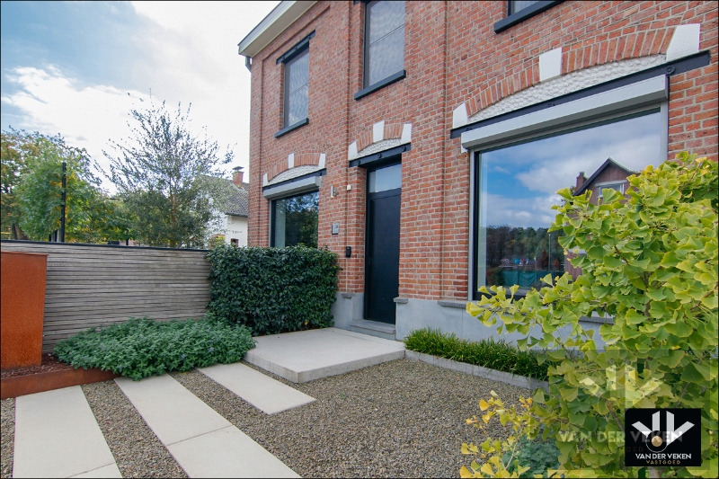 Knap afgewerkte, energiezuinige en ruime woning met vier slaapkamers, guesthouse/praktijkruimte op een centrale (maar toch bosrijke!) locatie te As - foto 2