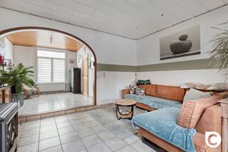 <p><span>Ruime woning met 4 à 5 slaapkamers en stadstuin te Groenenhoek!</span></p><p><span>Achter deze charmante gevel gaat een lichtrijke woning van maar liefst 184m² schuil, die doorheen de jaren de nodige structurele renovaties heeft ondergaan om zo "future-proof" te zijn (ramen, dak, ketel). Omwille van deze toplocatie in de trendy Groenenhoek zijn winkels, parken, scholen, horeca en sportfaciliteiten steeds vlakbij. Ook de bereikbaarheid is uitstekend met belangrijke invalswegen, openbaar vervoer en de fietsostrade op een boogscheut. Kortom, de ideale plek om werk- en privéleven optimaal te combineren. Momenteel is de woning nog verhuurd, dus ook als investering is deze ruwe diamant uitermate geschikt.</span></p><p><span> </span></p><p><span>Gelijkvloers:</span><span> </span></p><p><span>Via de nieuwe voordeur komt u in de inkomhal die ook het aparte toilet met handenwasser huisvest. In de omvangrijke leefruimte (ca. 50m²) geniet u een mooie natuurlijke lichtinval en is het extra gezellig vertoeven met dank aan de houtkachel. De geriefelijke open keuken met zitgedeelte en lichtkoepel ligt aanpalend de stadstuin en is voorzien van een keramisch vuur, dampkap, oven, koelkast, vriezer, vaatwasser en anderhalve lavabo. Mits beperkte esthetische ingrepen en/of toekomstgericht een update van de keuken, kan de woonkamer in no time omgetoverd worden tot een leefruimte waar velen jaloers op zouden zijn. </span></p><p><span> </span></p><p><span>1</span><span><sup>e</sup></span><span> verdiep:</span><span> </span></p><p><span>De eerste 2 slaapkamers (ca. 10,5 &amp; 12m²) kan u op dit verdiep terugvinden. Bijkomende zijn er nog 2 achtereenliggende tussenkamers (ca. 6 en 8,5m²) die zich perfect lenen als bureau, wasruimte, dressing, speelkamer, hobbyruimte of logeerkamer. Helemaal achteraan vindt u de badkamer op gietvloer met moderne inloop-/regendouche, dubbel wasmeubel, bijkomend toilet en nis voor de wasmachine en droogkast. </span></p><p><span> </span></p><p><span>2</span><span><sup>e</sup></span><span> verdiep:</span><span> </span></p><p><span>Ook dit verdiep omvat nog eens 2 riante slaapkamers (ca. 12 &amp; 16m²). Met dank aan de goede dakisolatie is het zowel in de winter als in de zomer aangenaam slapen. Net zoals in de overige slaapkamers ligt er onder de vinyl-vloeren vermoedelijk karaktervolle planché. Op de nachthal vindt u ook nog extra opbergruimte terug. </span></p><p><span> </span></p><p><span>Voor-, achtertuin &amp; kelder:</span><span> </span></p><p><span>In de aangename stadstuin (ca. 33m²) kan u in alle rust en privacy genieten van de gezonde buitenlucht, het zonnetje, een sprankelend aperitief of een lekkere BBQ met vrienden. Ook voor de kids en de huisdieren is dit de perfect uitvalbasis daar de tuin volledig omheind is. Voor al wie groene vingers heeft kan er natuurlijk onthard worden zodoende een groene oase te creëren. Ook de voortuin is een ware troef, denk maar aan de mogelijkheid tot fietsenstalling voor het hele gezin. Bijkomend is de woning ook nog eens onderkelderd waardoor er hoegenaamd geen gebrek is aan opbergruimte.</span></p><p><span> </span></p><p><span>Extra troeven:</span><span> </span></p><p><span>- Toplocatie </span></p><p><span>- 184m² cfr. EPC</span></p><p><span>- HR ramen (2025)</span></p><p><span>- HR condensatieketel</span></p><p><span>- Dak- en gevelisolatie 5 cm PUR 2019</span></p><p><span>- Voor- en achtertuin </span></p><p><span>- Kelder </span></p><p><span> </span></p><p><span> </span></p>