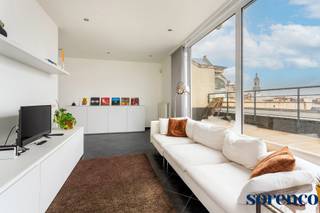 <strong>Ruim duplex dakappartement ca. 170m² met panoramisch zonneterras ca. 50m² en open uitzicht gelegen op absolute toplocatie in het centrum van Antwerpen aan de Handelsbeurs, de Boerentoren, op wandelafstand van de Meir, Huidevetterstraat, Wilde Zee, openbaar vervoer, scholen, tal van trendy winkels en restaurants. <br /><br />Er is een kelder inbegrepen. </strong><br /><br /><span><strong>INDELING:</strong></span><br />INKOMHAL op parket met vestiaire en apart gastentoilet met handenwasser<br />Ruime LEEFRUIMTE ca. 6,5m x 6,8m op parket aansluitend de open ingerichte landelijke KEUKEN ca. 3,23m x 3,27m voorzien van opbergkasten, ontbijthoek en toestellen: 1,5 spoelbak, gasvuur (5-spits), dampkap, afwasmachine, oven, ijskast en vriesvak.<br /><br />Op deze verdieping heeft u 2 SLAAPKAMERS ca. 3,6m x 2,71m en ca. 3,91m x 3,4m waarvan één met een ingemaakte kastenwand, Ingerichte BADKAMER voorzien van een ligbad met douchemogelijkheid, dubbele lavabo in een meubel, handdoekdroger. De aansluitingen voor wasmachine en droogkast zijn hier voorzien en discreet weggewerkt. <br /><br />De glazen design trap geeft u toegang tot de bovenverdieping. Hier heeft u een open polyvalente ruimte ca. 43m² thans ingericht als tv-, zithoek met aparte bureauruimte voorzien van ingemaakte kasten. Deze ruimte kan ingedeeld worden naar een extra slaapkamer met dressing indien gewenst. Verder is er ook een DOUCHEKAMER met douche, lavabo, handdoekdroger en een toilet op deze verdieping.<br /><br />Heerlijk genieten kan u op het zonnig DAKTTERAS ca. 50m² met open uitzicht. <br /><br />Op het gelijkvloers bevindt zich een bureauruimte/studio van ca. 25m² met een vrije hoogte van 3,1m en een apart toilet, deze is apart aan te kopen. <br /><br />Verder is er een kelder inbegrepen. U heeft de mogelijkheid om twee staanplaatsen apart aan te kopen. <br /><br /><span><strong>BIJZONDERHEDEN</strong></span><br />* Lichtrijke duplex penthouse/dakappartement ca 170m² met dakterras<br />* Een aparte studio/ bureauruimte op het gelijkvloers apart te koop<br />* Kelder inbegrepen. <br />* Afgesloten buitenstaanplaats en een extra overdekte autostaanplaats is apart te koop <br />* Gelegen op toplocatie in het centrum van Antwerpen <br />* U geniet van magnifieke uitzichten op de Kathedraal, de Handelsbeurs en andere iconische gebouwen <br />* Uitstekend EPC 134kWh/m², HR-glas, individuele ketel, videofoon, conforme keuring