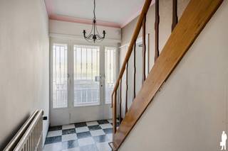 <p><strong>Verrassend ruime te renoveren gezinswoning met 4 slaapkamers, garage, tuin en grote zolder in centrum Essen</strong></p>
<p>Deze <strong>verrassend ruime gezinswoning</strong> biedt dankzij haar brede gevel, royale ruimtes en praktische indeling bijzonder veel mogelijkheden. Met <strong>vier volwaardige slaapkamers</strong>, een ruime leefruimte, aparte eetkamer, inpandige garage, kelder én een grote zolderverdieping beschikt de woning over heel wat ruimte voor een gezin. De woning dient volledig gerenoveerd te worden en vormt daardoor de ideale basis voor wie een woning volledig naar eigen smaak en hedendaagse woonwensen wil afwerken.</p>
<p><strong>Gelijkvloerse verdieping<br /></strong>-<strong> Ruime inkomhal</strong> met trap naar de verdieping en toegang tot de kelder<br />- <strong>Royale leefruimte</strong> met grote raampartijen aan voor- en achterzijde en veel natuurlijke lichtinval<br />-<strong> Aparte eetkamer</strong> met verbinding naar de overige ruimtes<br />-<strong> Afzonderlijke keuken</strong> met toegang tot de achterzijde van de woning<br />-<strong> Douchekamer</strong> voorzien van douche en lavabo<br />- <strong>Apart toilet<br /></strong>-<strong> Praktische berging<br /></strong>- <strong>Inpandige garage</strong> voor één wagen met elektrische garagepoort</p>
<p><strong>Eerste verdieping<br /></strong>- <strong>Ruime nachthal<br /></strong>- <strong>Vier volwaardige slaapkamers</strong> met grote raampartijen<br />- Praktische indeling met heel wat mogelijkheden voor een groot gezin, bureau- of hobbyruimte</p>
<p><strong>Zolderverdieping<br /></strong>- Via een <strong>vaste trap</strong> bereikbaar<br />- <strong>Zeer ruime zolder</strong> met een indrukwekkend volume<br />- Biedt naast veel bergruimte ook <strong>interessante mogelijkheden voor verdere inrichting</strong>, mits de nodige aanpassingen en vergunningen</p>
<p><strong>Kelderverdieping<br /></strong>- <strong>Kelderruimte</strong> bereikbaar vanuit de inkomhal<br />- Ideaal als bijkomende opslagruimte</p>
<p><strong>Tuin en buitenruimte<br /></strong>- <strong>Koer en tuin</strong> aan de achterzijde van de woning<br />- <strong>Praktisch zijpad</strong> waardoor de achterzijde rechtstreeks bereikbaar is vanaf de straat<br />- Verschillende bijhorende buitenruimtes met mogelijkheden om deze volledig naar eigen wens opnieuw aan te leggen</p>
<p><strong>Bijzonderheden<br /></strong>-<strong> Zeer ruime gezinswoning</strong> met een verrassend groot woonvolume<br />- <strong>Vier volwaardige slaapkamers<br /></strong>- <strong>Grote zolderverdieping</strong> bereikbaar via een vaste trap<br />-<strong> Inpandige garage</strong> met elektrische garagepoort<br />- <strong>Kelder<br /></strong>- <strong>Brede gevel</strong> en royale ruimtes<br />- <strong>Veel natuurlijke lichtinval</strong> dankzij de grote raampartijen<br />-<strong> Rolluiken<br /></strong>-<strong> Tuin en koer</strong> met afzonderlijke toegang via het zijpad<br />-<strong> Volledig te renoveren</strong>, ideaal voor wie de woning volledig naar eigen smaak wil moderniseren<br />- <strong>Tal van mogelijkheden</strong> voor een hedendaagse herindeling en afwerking</p>
<p><strong>Ligging</strong><br />Gelegen in het <strong>centrum van Essen</strong>, met winkels, scholen, horeca, openbaar vervoer en dagelijkse voorzieningen in de nabije omgeving. Ook het station van Essen en de belangrijkste verbindingswegen zijn vlot bereikbaar. Dankzij de centrale ligging vormt deze woning een interessante uitvalsbasis voor wie ruim wil wonen met alle voorzieningen binnen handbereik.</p>
<p>Een <strong>bijzonder ruime renovatiewoning met vier slaapkamers, garage, tuin en grote zolder</strong>, ideaal voor wie op zoek is naar veel ruimte en de mogelijkheid om een woning volledig naar eigen smaak en woonbehoeften te transformeren.</p>
<p>Bewoonbare opp. 190 m² ref.: bruto vloeropp. EPC-certificaat</p>