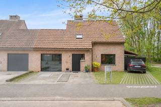 strong&amp;gt;Te koop in Meise, Rustige gelegen woning met goede bereikbaarheid en 3 tot 4 slaapkamers.<p><br /></p><p>Deze woning biedt een praktische indeling en een aangename woonomgeving. Met zijn 3 tot 4 slaapkamers is er ruimte voor het hele gezin. De ligging in een residentiële buurt nabij scholen, park en invalswegen combineert rust met vlotte verbinding naar Brussel en Antwerpen. Naastliggende dorpen zoals Wolvertem, Grimbergen en Kapelle-op-den-Bos zijn makkelijk bereikbaar.</p><p><br /></p><p><strong>Belangrijkste ruimtes:</strong></p><p>• Woonkamer met veel lichtinval.</p><p>• Keuken met dubbele spoelbak, vaatwasser, dampkap en gasfornuis.</p><p>• slaapkamers (9 m², 10 m², 9 m² en mogelijkheid tot een 4de van 14m²).</p><p>• Badkamer met douche, ligbad, toilet en wastafel.</p><p>• Bijkeuken en berging.</p><p>• Overdekt terras en grote afgesloten tuin</p><p><br /></p><p><strong>Troeven:</strong></p><p>• Gunstig EPC-C </p><p>• Mooi overdekt terras en rustige ligging in een doodlopende straat.</p><p>• Grote afgesloten tuin, 3 tot 4 kamers mogelijk en een extra carport naast de woning. </p><p>• Vlotte verbinding met autostrade richting Brussel/Antwerpen</p><p><br /></p><p><strong>Wens je een bezoek? Contacteer dan ERA LEUS &amp;amp; TOYE via 02/335.11.12 en plan een afspraak met Thierry Van Campenhout.</strong></p>