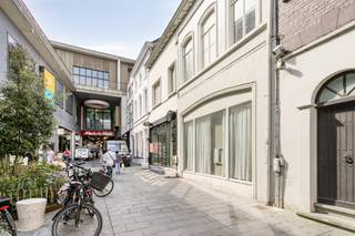 Ben je op zoek naar een strategisch gelegen winkelpand in het kloppend hart van Kortrijk? Dit uniek gelegen handelspand bevindt zich op een absolute A-locatie in de Lange Steenstraat, dé hoofdwinkelstraat van de stad, én in de Sionstraat, die directe toegang biedt tot het shoppingcenter K in Kortrijk.Sinds de opening van shoppingcenter K in 2010 is het bezoekersaantal in deze winkelzone aanzienlijk toegenomen, wat deze locatie tot een uitstekende commerciële uitvalsbasis maakt.De twee aaneengeschakelde panden bieden samen een totale winkeloppervlakte van ca. 259 m². Specificaties:* Lange Steenstraat 38: - winkelruimte van ca. 173m² met een brede vitrine van ca. 12,5 meter* Sionstraat 2: - winkelruilmte van ca. 86 m² met een gevelbreedte van ca. 5,6 meterTroeven:- Uitzonderlijke zichtbaarheid en bereikbaarheid- Zichtlocatie met hoge voetgangerspassage- Grote etalagebreedte in twee drukbezochte straten- Directe toegang tot winkelcentrum K- Geschikt voor mode, lifestyle, retail of andere commerciële doeleindenBent u op zoek naar een handelspand in het centrum van Kortrijk? Aarzel dan zeker niet om ons te contacteren op het nummer 056 21 11 11.