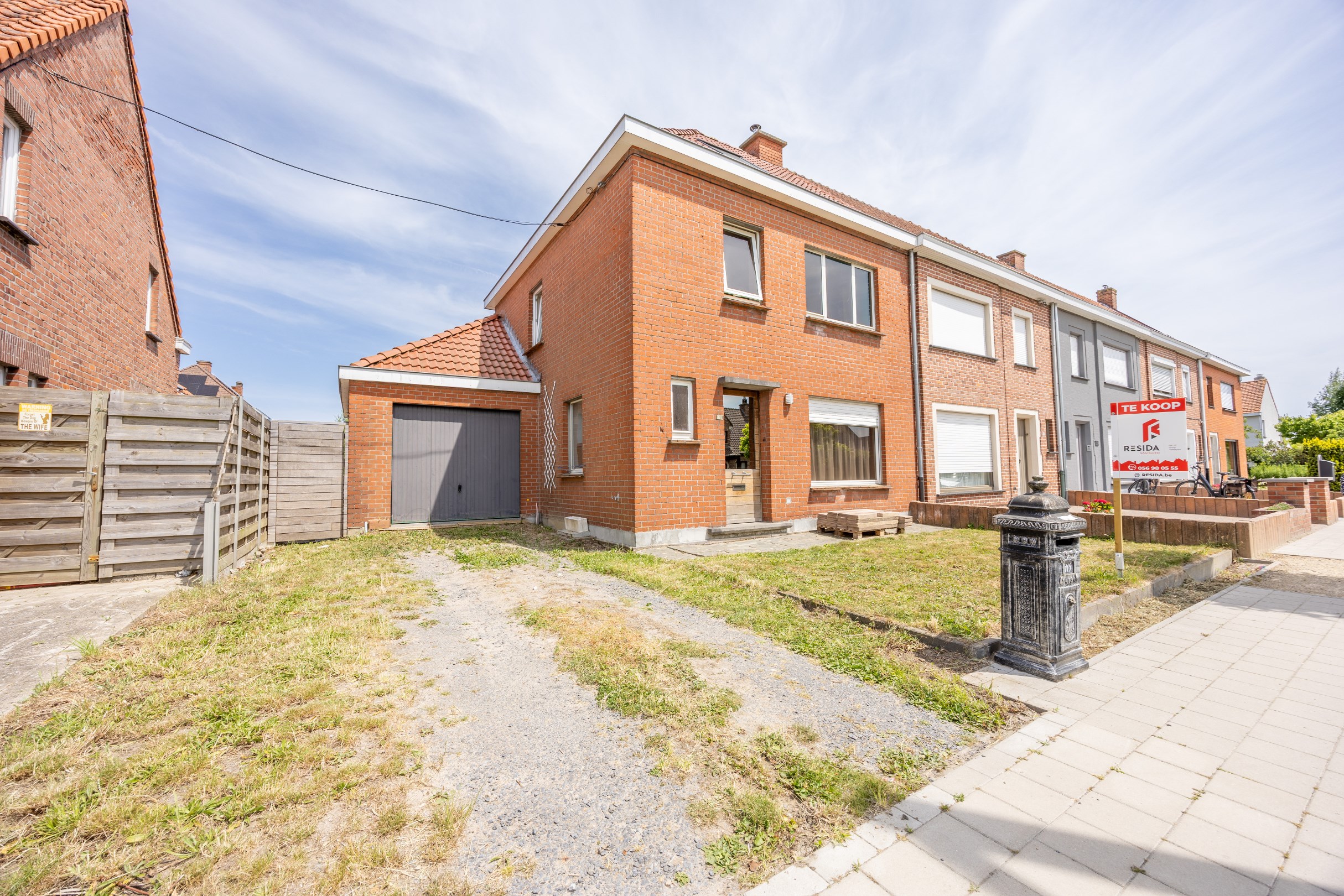 Verder te renoveren halfopen woning met uitweg. - foto 1