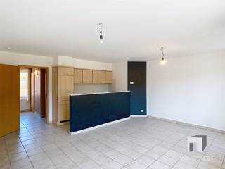 Triplex appartement met 2 slaapkamers in Ham – ideale thuis of als investering!Ontdek dit praktische en goed gelegen triplex appartement in Ham met...