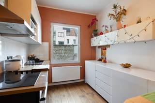 <p><strong>Achteringelegen studio met gemeenschappelijke voorzieningen.<br /><br />Indeling</strong><br />We betreden deze studio op de eerste verdieping van het achterste gebouw. Bij binnenkomst komen we uit in de kitchenette, voorzien van een keramisch vuur, dampkap, oven en spoelbak. Vervolgens, de leefruimte met slaaphoek. De studio beschikt over een <strong>aparte badkamer</strong> uitgerust met een douche, wastafel en toilet. <br />Het gebouw biedt extra voorzieningen, zoals een <strong>gemeenschappelijke ontspanningsruimte met wasfaciliteiten</strong> en een gedeeld terras waar bewoners kunnen ontspannen.</p>
<p><strong>Bijzonderheden:<br /></strong>EPC label <strong>D</strong>; <br />Maandelijkse kosten: ca. 80,- EUR (Beheer; blokpolis; onderhoud/verbruik van de algemene delen + waterverbruik);<br />Fietsenstalling;<br />Ideaal als <strong>studentenkamer, Airbnb </strong>of<strong> investering.</strong></p>
<p><strong>Locatie</strong><br />Deze <strong>centrale ligging</strong> biedt een uitstekende bereikbaarheid met tal van openbaar vervoersmogelijkheden, vélo-stations en belangrijke invalswegen in de onmiddellijke nabijheid. Op wandelafstand vindt u de De Keyserlei en aan de andere kant, Park Spoor Noord, ideaal voor ontspanning en recreatie.</p>