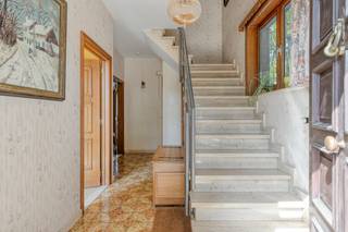 <p>immo DAVID stelt u deze zeer ruime (352m2!) en veelzijdige woning voor, bestaande uit een hoofdwoning met 4 slaapkamers en een afzonderlijk appartement op de bovenste verdieping. Dankzij de indeling biedt deze eigendom tal van mogelijkheden, onder andere als ruime gezinswoning, kangoeroewoning of meergezinswoning. De woning beschikt bovendien over een gunstig EPC-label C.</p>
<p>Op het gelijkvloers vindt u een ruime inkomhal met toilet, toegang tot de kelder en garage, een bureau en een ruime, lichtrijke leefruimte met aansluitend de keuken. Op de eerste verdieping bevinden zich 4 slaapkamers en een badkamer.</p>
<p>De bovenste verdieping omvat een volledig ingericht appartement met woonkamer, keuken, badkamer en 2 slaapkamers. De aanwezige zolderruimte biedt bovendien de mogelijkheid om het appartement uit te breiden tot een volwaardige duplex, mits de nodige vergunningen.</p>
<p>De ruime kelderverdieping beschikt over een grote berging, technische ruimte met mazoutketel en douche, een aparte wasplaats en een zeer ruime garage.</p>
<p>Verder geniet de woning van een aangename westgerichte tuin, waar u volop kunt genieten van de namiddag- en avondzon.</p>
<p>De woning is uitstekend gelegen, nabij de Ring, Brussel, scholen, openbaar vervoer, winkels, de fietssnelweg, UZ Jette en het Laarbeekbos.</p>
<p>Een veelzijdige eigendom met heel wat potentieel, ideaal voor wie op zoek is naar ruimte en mogelijkheden.</p>