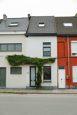 Deze gezellige, instapklare woning mét gunstig EPC en stadstuin is gelegen in een doodlopende straat, en is door de nabijheid van de Ring toch vlot bereikbaar.<br /><br />Op het gelijkvloers kom je binnen in de gezellige en open woonruimte met aansluitend een volledig uitgeruste keuken. Helemaal achteraan is er nog een extra ruimte die momenteel gebruikt wordt als bureau, maar zich ook uitstekend leent tot berging en extra livingruimte. Hier vind je ook grote ramen die uitkijken op de gezellige stadstuin die in 2024 werd aangelegd. <br /><br />Verder op het gelijkvloers bevindt zich de badkamer met inloopdouche, lavabo, wc en aansluiting voor wasmachine.<br />Op het eerste verdiep bevindt zich een brede gang met inloopkasten en de hoofdslaapkamer. Op de tweede verdieping is er nog een extra slaapkamer of hobbykamer met zéér handige en grote inbouwkasten.<br /><br />De woning onderging in 2020 een totaalrenovatie en het plat dak werd in 2024 extra geïsoleerd. Met een gunstig EPC-label B hoef je niet te denken aan renovatieverplichtingen, én is je energiefactuur beperkt.<br /><br />Op een kwartier fietsen sta je in centrum Gent, en daarnaast zorgt de nabijheid van groen voor fijne wandelroutes dicht bij huis. De woning is perfect onderhouden en kan zeker dienst doen voor een jong gezin of een starterskoppel!<br /><br />Voor meer informatie of een bezoek kan je mailen naar Emilie via pantserschipstraat129@gmail.com <br />