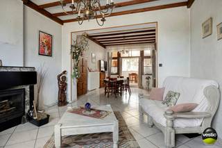 Ruime duowoning op landelijke locatie in Bommershoven (Borgloon).<br /><br />Deze ruime woning met bijhorende zorgwoning is gelegen in het charmante Bommershoven, deelgemeente van Borgloon, aan de Harenstraat 83.<br />De woning bevindt zich op een rustige, landelijke locatie, terwijl supermarkt en school zich op korte afstand bevinden.<br />Dankzij de centrale ligging geniet u van een vlotte verbinding naar de omliggende steden Tongeren en Sint-Truiden. Bovendien ligt de autosnelweg op slechts 10 kilometer afstand.<br /><br />Deze woning met een bewoonbare oppervlakte van 281m² bevindt zich op een perceel van ongeveer 15A.<br />Het pand werd enkele jaren geleden opgesplitst in een ruime woning met bijhorende zorgwoning en een bovenliggend appartement. Het appartement maakt geen deel uit van deze verkoop.<br /><br />De woning is uitgerust met PVC-ramen voorzien van dubbele beglazing.<br />Rolluiken zijn aanwezig op het gelijkvloers aan de voorzijde en aan de slaapkamers op de verdieping.<br />De verwarming gebeurt via stookolie.<br /><br />De indeling van de hoofdwoning omvat een inkomhal, een ruime en lichtrijke leefruimte met aansluitend een ingerichte leefkeuken.<br />Aan de achterzijde bevinden zich een praktische berging en een badkamer.<br />Verder beschikt de woning over een ruime inpandige garage met extra bergruimte, die toegang biedt tot een grote overdekte koer. Hier bevinden zich drie handige bergstallingen en een afzonderlijke tuinberging.<br /><br />Op de verdieping geeft de overloop toegang tot drie volwaardige slaapkamers en een bijkomende berging.<br />Via een vaste trap bereikt u de zolderverdieping, die mits afwerking perfect kan dienen als extra slaapvertrekken of hobbyruimte.<br />Er is een praktische kelder aanwezig.<br /><br />De inkomhal biedt eveneens toegang tot de woongelegenheid aan de rechterzijde van het gebouw/zorgwoning.<br />Deze entiteit omvat een bijzonder ruime leefruimte met open, ingerichte keuken, een ingerichte badkamer, een apart toilet en een slaapkamer.<br />Ook hier is een extra inpandige garage aanwezig.<br /><br />De tuin vormt een absolute troef en biedt een prachtig, weids uitzicht op de achterliggende boomgaarden en groene omgeving.<br />Het tuinperceel is bovendien rechtstreeks bereikbaar via een naastgelegen private weg.<br /><br />Troeven van deze woning zijn:<br />- Rustige landelijke ligging met vlotte bereikbaarheid van alle dagelijkse voorzieningen.<br />- Zeer ruime woning met tal van mogelijkheden: private woning met zorgwoning, praktijkruimte of thuiskantoor.<br />- Twee afzonderlijke inkomhallen en twee ruime inpandige garages.<br />- Ruime tuin met open zicht op groen en boomgaarden.<br />- Grote overdekte koer met extra stockage- of hobbymogelijkheden.<br /><br /><br />Voor meer info of een bezoek ter plaatse, contacteer ons op 0473 79 29 30 of mail naar luc@vestio.com<br />