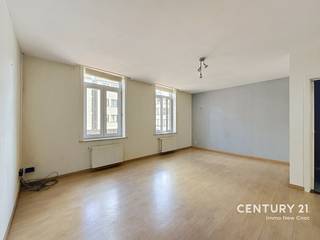 Dit appartement is gelegen te Knokke, vlak naast de drukke winkelstraten, op wandelafstand van allerlei faciliteiten en de zee. <br /><br />Indeling: Inkomhal met trap, woonkamer met eetruimte, afzonderlijke grote keuken met berging, op het verdiep is een badkamer, toilet, 2 slaapkamers en bureel. <br />Op het tweede verdiep zijn nog 2 slaapkamers. <br /><br />Zeer ruim appartement! <br /><br />veel trappen, geen lift!