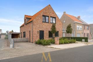 Deze subliem afgewerkte woning, gelegen in een rustige en kindvriendelijke omgeving, werd in 2018 nagenoeg volledig herbouwd en biedt het comfort...