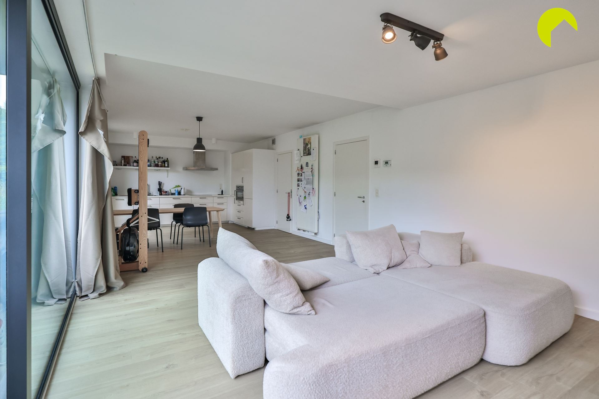 Stijlvol gelijkvloers appartement met tuin, terras en ondergrondse autostaanplaats - foto 5