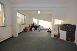 Handelspand gelegen op fietsafstand van het centrum van Mechelen.<br /><br />Indeling:<br />Gelijkvloers: inkomhal, ontvangstruimte/kantoorruimte met keuken en toilet<br />1 ste verdieping: 2 grote kantoorruimten<br />Bruikbare vloeroppervlakte: 157 m²<br /><br />Het pand is gelegen aan een site met magazijnen.<br />Er is 1 magazijn van 64 m² beschikbaar aan de huurprijs van 375 euro/maand excl BTW<br /><br />Voor meer info of een bezoek ter plaatse via info@immovos.be of 0479 35 71 72.