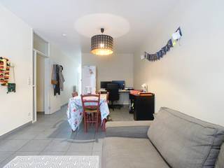 <p>Cet appartement duplex prêt à emménager à Heverlee offre une belle combinaison d’espace, de confort et d’extérieurs agréables. Avec 2 chambres, une grande terrasse ensoleillée et un certificat de performance énergétique avec label A, cet appartement situé sur la Naamsesteenweg répond aux attentes de celles et ceux qui souhaitent profiter d’un logement confortable et économe en énergie.</p><p>Vous entrez dans le logement par un hall accueillant et fonctionnel. Celui-ci dispose d’un vestiaire ainsi que d’une toilette séparée, offrant une arrivée pratique et soignée. Le hall mène ensuite vers le spacieux séjour avec espace repas. Ses beaux volumes permettent d’aménager facilement un coin salon convivial ainsi qu’un espace repas agréable pour le quotidien.</p><p>La cuisine équipée s’intègre naturellement à l’espace de vie et offre une configuration pratique pour les activités quotidiennes. Une buanderie attenante permet de ranger facilement les provisions et les différents équipements du quotidien. Depuis la cuisine, vous bénéficiez également d’un accès direct à la grande terrasse ensoleillée. Cet espace extérieur prolonge naturellement la pièce de vie et constitue un endroit agréable pour prendre un repas, vous détendre ou profiter des beaux jours.</p><p>À l’étage se trouvent la salle de bains et les chambres. La salle de bains dispose d’une baignoire. L’appartement compte 2 chambres, offrant la possibilité d’aménager une chambre principale ainsi qu’une seconde pièce selon vos besoins, par exemple comme chambre d’amis, bureau ou espace de loisirs. L’une des chambres bénéficie en outre d’une terrasse privative, un atout supplémentaire qui apporte davantage de confort.</p><p>Les différents espaces extérieurs donnent à cet appartement duplex à Heverlee une atmosphère particulièrement agréable. La grande terrasse ensoleillée invite à profiter pleinement de l’extérieur, tandis que la terrasse privative attenante à l’une des chambres offre un espace supplémentaire pour prendre l’air en toute tranquillité.</p><p>Sur le plan énergétique, le logement présente également un atout important. Il dispose d’un certificat de performance énergétique avec label A, ce qui contribue à un habitat confortable et économe en énergie.</p><p>Situé sur la Naamsesteenweg à Heverlee, l’appartement bénéficie d’un environnement pratique et d’un agréable cadre résidentiel. Le loyer s’élève à 1 195 euros par mois, auquel s’ajoute une provision de 50 euros par mois pour les charges communes.</p><p>Si vous recherchez un appartement duplex prêt à emménager avec 2 chambres, de beaux espaces de vie, une terrasse ensoleillée et une excellente performance énergétique, ce logement mérite votre attention. Contactez-nous pour organiser une visite.</p>