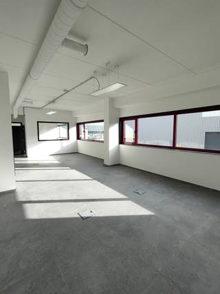 <p>Kleine, nieuwe kantoorruimte te huur op het industrieterrein aan de Trawoollaan. De ruimte beschikt over veel natuurlijke lichtinval en is voorzien van vloerbekabeling, wat zorgt voor een praktische en efficiënte inrichting.</p>
<p>Daarnaast is er een beperkte opslagruimte beschikbaar, ideaal voor KMO’s die slechts enkele vierkante meters nodig hebben. Deze opslagruimte wordt bediend door de eigenaar.</p>
<p>Parking is voorzien en beschikbaar aan €600 per jaar per staanplaats.</p>
<p>Ideaal voor kleine ondernemingen die op zoek zijn naar een compacte en functionele werkplek met extra opslagmogelijkheden.</p>