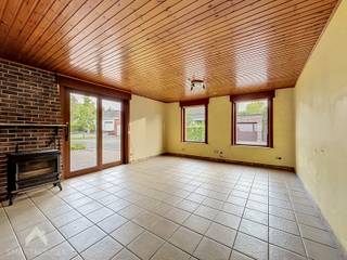 <p>Twee ruime woningen, samen aangeboden, op een rustige ligging met uitzonderlijk veel potentieel. Ideaal voor grote gezinnen, kangoeroewonen, verhuur of combinatie wonen–werken. In totaal beschik je over 6 slaapkamers, 2 volledig uitgeruste keukens, 2 gezellige woonkamers en 3 badkamers, aangevuld met 3 toiletten en 2 zolders die extra opslag- of uitbreidingsmogelijkheden bieden. Buiten geniet je van een grote, groene tuin waar privacy en rust centraal staan. Daarnaast zijn er zowel een ruime garage als een aparte garage, perfect voor hobby’s, stockage of meerdere wagens. Een unieke kans voor wie ruimte, flexibiliteit en toekomstmogelijkheden zoekt op een rustige, aangename locatie. Centrale ligging vlakbij E403, station, op wandelafstand van het stadscentrum, scholen, winkels en openbaar vervoer, enz</p>
Extra troeven<br />
<ul>
<li>Ideaal voor kangoeroewonen</li>
<li>Perfecte investering</li>
<li>Rustige, kindvriendelijke ligging</li>
<li>Grote groene tuin</li>
<li>Twee aparte ingangen</li>
<li>Ruime parkeermogelijkheden</li>
<li>Veel bergruimte</li>
<li>Goede lichtinval</li>
<li>Tal van uitbreidingsmogelijkheden</li>
</ul>
<h4><span>Groenstraat 8: EPC E - Damwegel 1 : EPC F</span></h4>
<h4>Deze woning is te koop ZONDER makelaar via het concept van Smart Houses. Wenst u verdere inlichtingen of een bezoek? Contacteer rechtstreeks de eigenaar via 0496/50.65.22</h4>