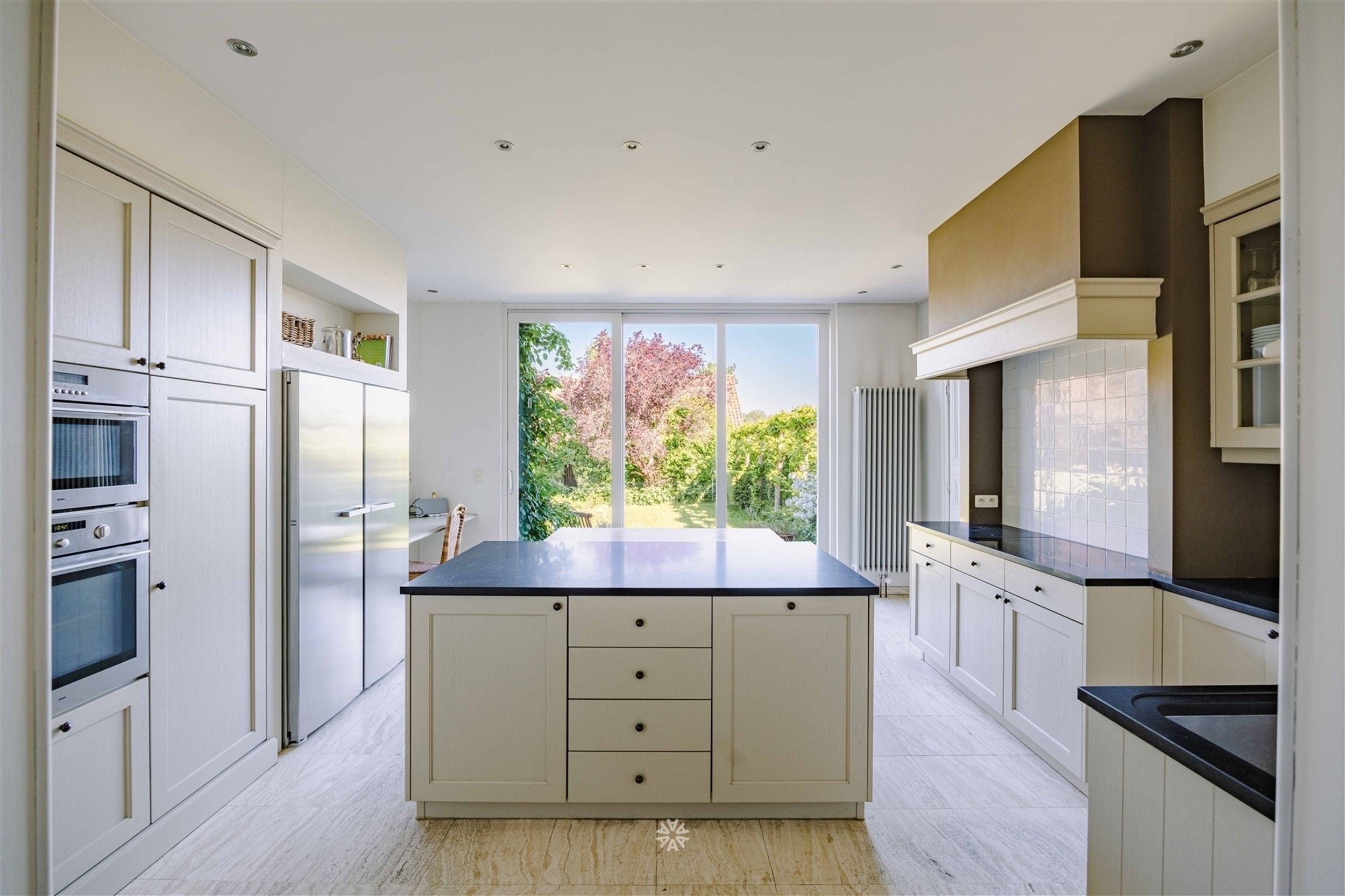 Klassevolle herenwoning met professioneel potentieel - foto 4