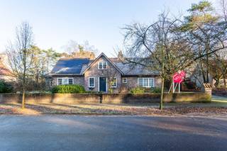 In een groene, doodlopende villawijk in Brasschaat wacht Dopheidelaan 12: een royale villa op 2.520 m² met zwembad en een uniek, wijds uitzicht op achterliggende weilanden. Je komt binnen via een indrukwekkende hal en geniet van een lichtrijke doorzonleefruimte, open keuken met zicht op tuin en water, en een ruime bijkeuken met extra bergruimte. Een aparte bureauruimte maakt thuiswerk of een vrij beroep mogelijk. Boven vind je 4 ruime slaapkamers en 2 badkamers, met volop plaats voor gezin en gasten. Het grote poolhouse met sanitair biedt extra mogelijkheden als studio, hobbyruimte of assistentiewoning. EPC 181 kWh/m² (label B), geen renovatieverplichting: een sterke basis die je eenvoudig naar eigen smaak opfrist. Verplichte vermeldingen: EPC: 181 kWh/m² / P-score: C / G-score: A / Vg- Wg - Gmo- Gvkr - Vv