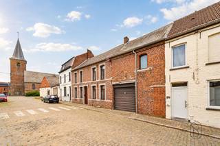 <p>Ideaal gelegen op het dorpsplein van Ghoy, biedt dit gemengd gebouw (kantoren + atelier) royale bruikbare volumes en een mooi inrichtingspotentieel. Het is als volgt ingedeeld:<br /><br />**Gelijkvloers:** een inkomhal, twee kantoren, twee bijgebouwen, een veranda, een garage, een toilet, een tweede garage, een groot atelier van meer dan 200 m² en een koer.<br /><br />**1ste verdieping:** twee kantoren, een keuken, een extra toilet en een bijhorende ruimte.<br /><br />**2de verdieping:** een inrichtbare zolder.<br /><br />Het gebouw biedt een ongelooflijk inrichtingspotentieel en laat toe om verschillende projecten te overwegen: woning met atelier en kantoren, creatie van meerdere appartementen, opslagruimte of elk ander project volgens uw behoeften, onder voorbehoud van de nodige vergunningen.<br /><br />IDEAAL voor een zelfstandige of investeerder!<br /><br />Aarzel niet om deze opportuniteit te ontdekken en contacteer ons via aurelie@immobeguin.be</p>