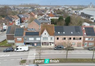 Gekende traiteurzaak met woonst (183m²) en atelier (40m²). De woning heeft een grote leefruimte, 3 ruime slaapkamers en een zuidgericht terras.<br />Deze eigendom is heel commercieel gelegen, heeft een aangename winkelruimte met atelier en ingerichte keuken.<br />De uitbating van de slagerij wordt in functie van pensioenleeftijd stopgezet op 30/06/2025.<br /><br />Indeling:<br />Gelijkvloers:<br />- winkelruimte/volledig uitgeruste slagerij;<br />- aparte inkom naar appartement en atelier;<br />- trappenhal;<br />- grote leefruimte met zithoek, eetplaats en keuken;<br />- kelder;<br />- 2 werkplaatsruimtes (19 + 15 m²);<br />- frigo (6,25 m²);<br />- berging<br /><br />Eerste verdiep:<br />- trappenhal;<br />- 3 slaapkamers;<br />- moderne badkamer.<br /><br />Tweede verdiep:<br />- heel ruime zolder<br /><br />Troeven:<br />- Pelletkachel in living;<br />- zeer commercieel gelegen;<br />- polyvalent gebouw;<br />- aparte ingang via de zijkant ;<br />- rolluiken en geluidswerende ramen voor;<br />- ruime droge kelder.<br /><br />Dit pand wordt verkocht onder het systeem van START 2 FINISH.<br />Elk prijsvoorstel gelijk of hoger dan deze startprijs wordt voorgelegd aan de verkoper(s) die dit al dan niet kan aanvaarden.<br /><br />Bezoek via philip@bricx.be of 0475 300 285