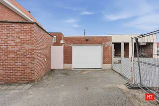In het centrum van Meulebeke bevindt zich deze statige te renoveren woning. Het pand, gebouwd in 1966, onderging reeds enkele vernieuwingen, waaronder het dak van de garage en de badkamer in 2014. Dankzij de stevige constructie met betonnen gewelven vormt deze woning een uitstekende basis voor verdere renovatie.<br /><br /><strong>Indeling </strong>
<ul>
	<li>Gelijkvloerse verdieping: inkomhal (9 m²) met marmeren trap, lichtrijke woon- en eetkamer (36 m²), keuken (12 m²) voorzien van gasfornuis, dubbele spoelbak, dampkap en koelkast. Daarnaast is er nog een hal (2 m²) die toegang biedt tot het toilet (2 m²) en berging (6 m²).</li>
	<li>Eerste verdieping: nachthal (6 m²), 3 slaapkamers (19 - 15 - 11 m²) en badkamer (4 m²) met enkelvoudig wasmeubel, toilet en douche. </li>
	<li>Tweede verdieping: geïsoleerde zolder (30 m²). </li>
</ul>
<br /><strong>Kenmerken</strong>

<ul>
	<li>Droge kelder (10 m²) </li>
	<li>Regenwater: 5.000L (aangesloten op de wasmachine) </li>
	<li>Oprit met garage (sectionale poort) </li>
</ul>
<br />Benieuwd naar de indeling? Check zeker <strong>onderstaande video</strong>. <br />Link: www.youtube.com/shorts/nTnKeCAvPOc<br /><br />Meer informatie of een vrijblijvend bezoek? <br />Contacteer <strong>David op 0480 61 43 27 of mail info@minthus.be</strong>