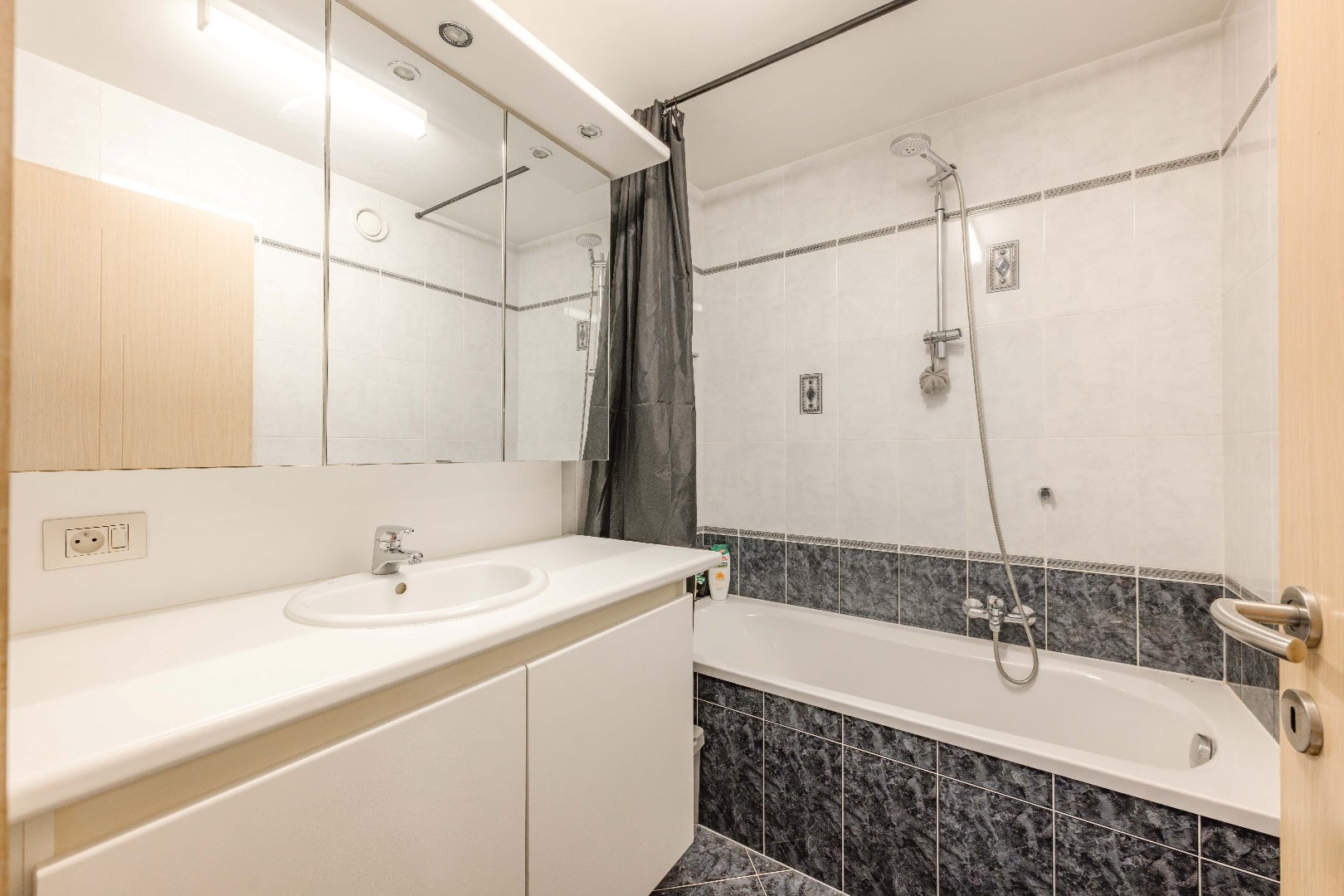 INSTAPKLAAR APPARTEMENT IN HET CENTRUM VAN AALTER MET GARAGE - foto 4