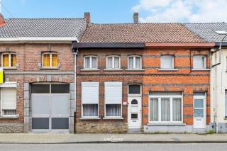 Dit ruime woonhuis met een opvallend brede gevel is jouw kans om een echt droomhuis te creëren! Met de mogelijkheid om na de renovatie 3 tot...