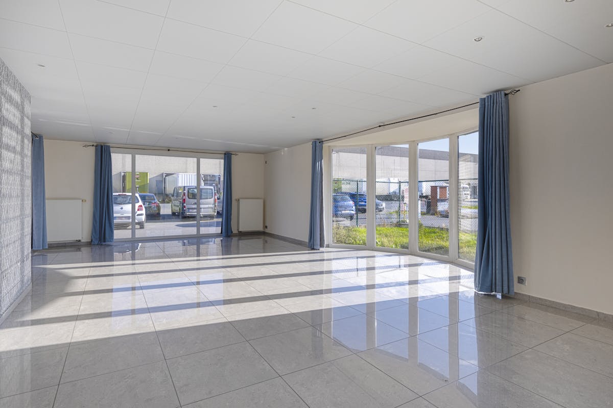 Entrepôt (400 m²) avec maison spacieuse (229 m²) - photo 5